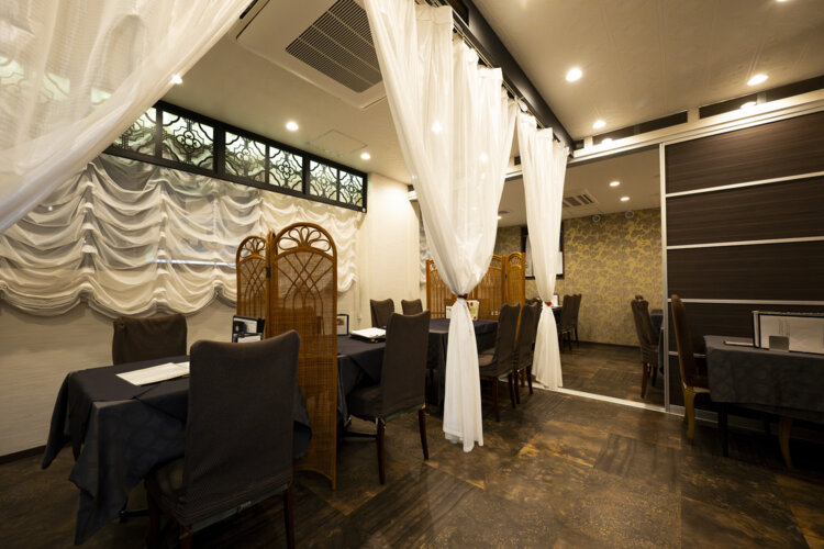 壁紙も美しいモダンな店内。奥には個室も用意されている。