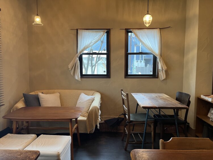 木やリネンに包まれ、ナチュラルな空間だ。