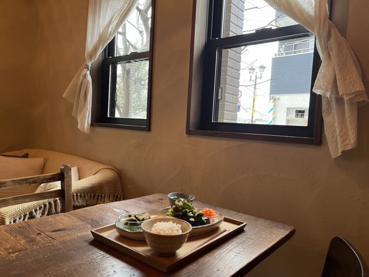 窓から入る暖かい日差しの中でゆったりと食事できる。