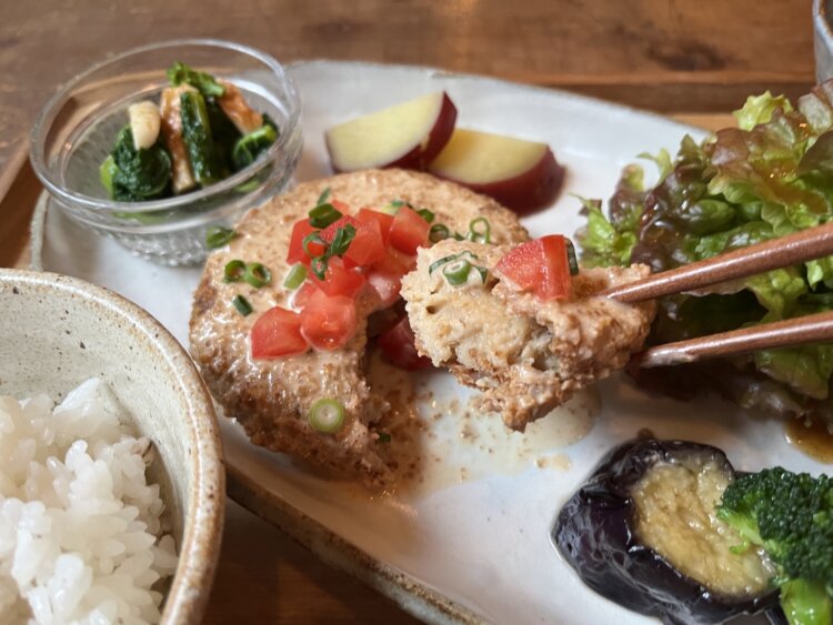 外はカリッと、中はとろ〜りとした大豆コロッケ。トマトは酸味と色味がアクセントになっている。