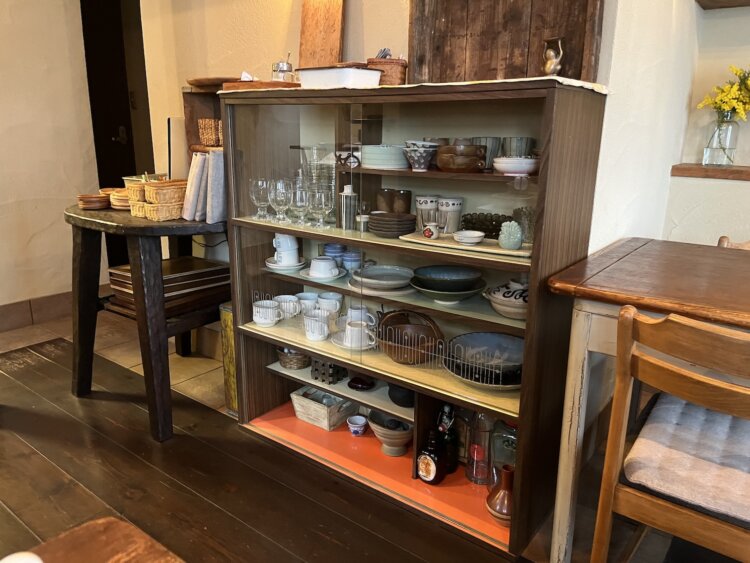 天板の色や質感、引き戸のガラスに入った模様が“昭和”を思わせる。