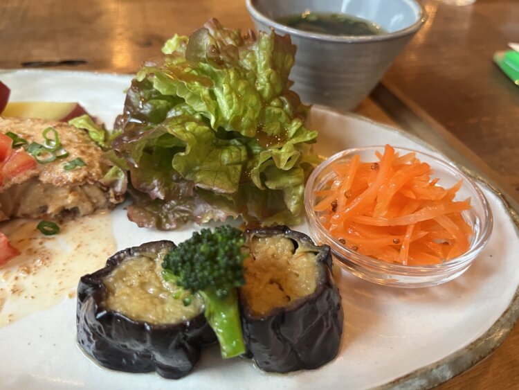 シャキシャキのレタスや甘く香りのいいにんじん。素材を生かしながら作る副菜も一つひとつ丁寧に作っている。