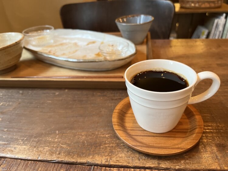 食後はドリンク付き。コーヒー紅茶、ウーロン茶、リンゴジュースから１杯選べる。