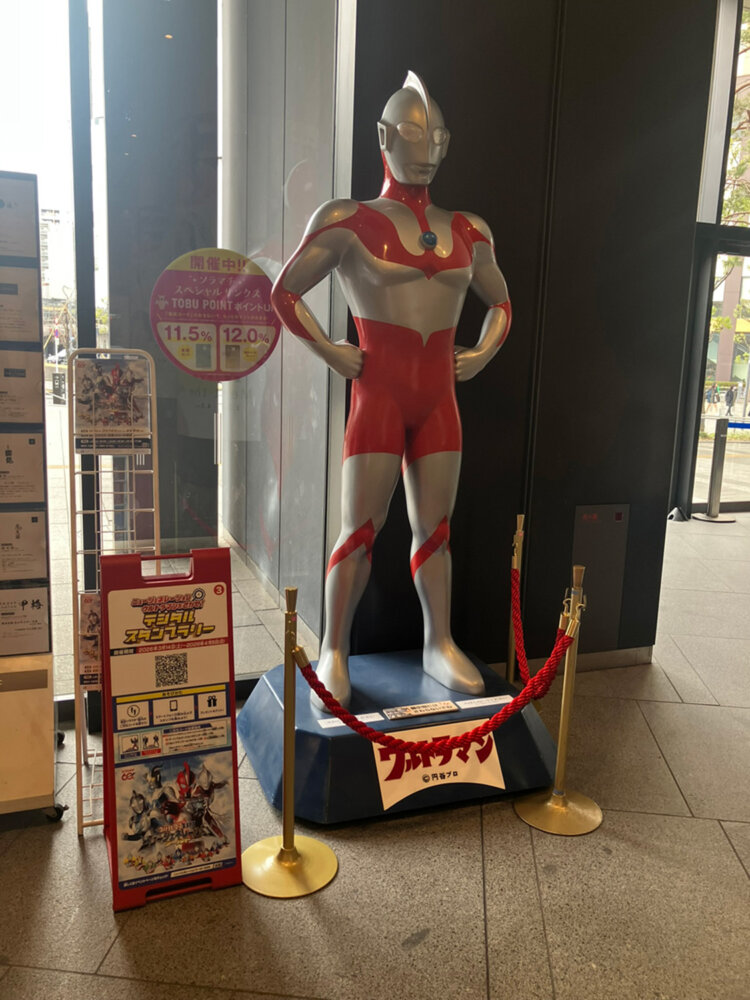 エスカレーターで1階に上がったエントランス。2026年4月5日までウルトラマンのスタンプラリーが開催されており、取材時にはウルトラマンがいた。