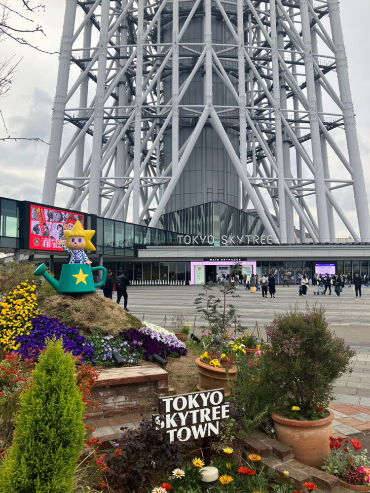 開放的なスカイアリーナ。ベンチも多いので、気候の良い季節には多くのくつろぐ人が見られる。