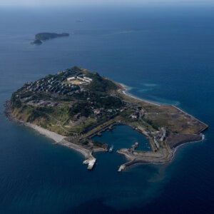 池島を空から観察してみよう。炭鉱開発で栄えた時代の遺構に思いを馳せる