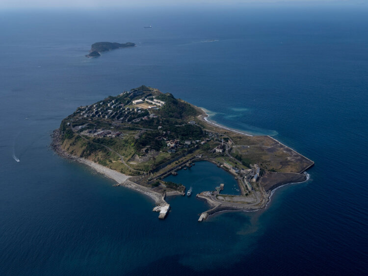 池島を空から観察してみよう。炭鉱開発で栄えた時代の遺構に思いを馳せる