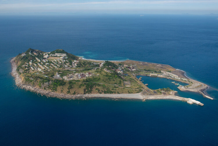 池島を南から見る。右手が池島港で、炭鉱開発される以前は「鏡ヶ池」という池だった。鏡ヶ池が島の名の由来である。