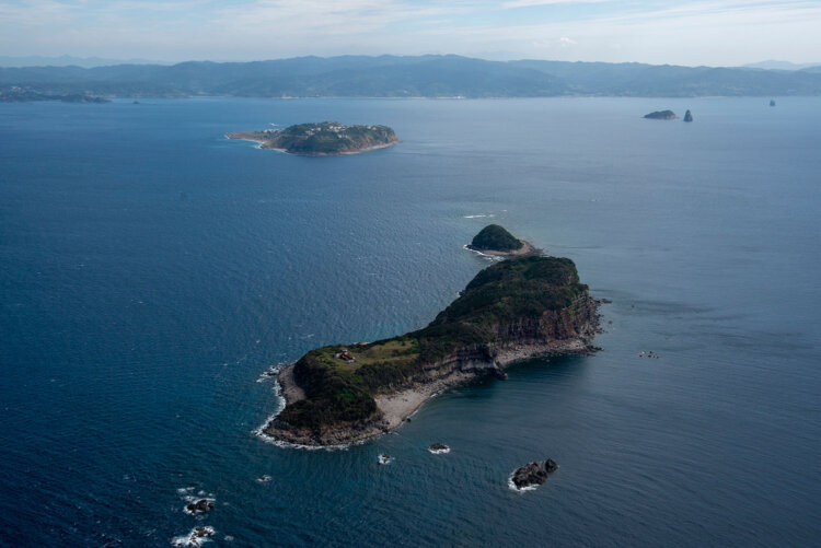 五島灘にある蟇島を西方向から見る。後ろは池島、背後は西彼杵半島だ。蟇島と池島の距離は約3km。この海底に坑道が眠っている。