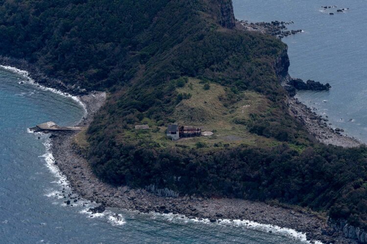 蟇島排気立坑。無人島のために立坑以外の人工物は小さな桟橋くらいだ。上空からでないと観察できない池島炭鉱の遺構である。