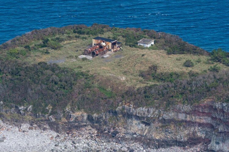 蟇島排気立坑は２本の排気ダクトが並び、現役時は建物のところでダクトが垂直に立っていた。立坑跡はダクト手前にあったが、ご覧のようにコンクリートで密閉されている。