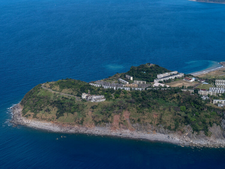 池島の西端部に第二立坑施設が残る。第二立坑は深さ733ｍもあり、炭鉱マンを乗せたケージは600kWの巻上機が支えていた。