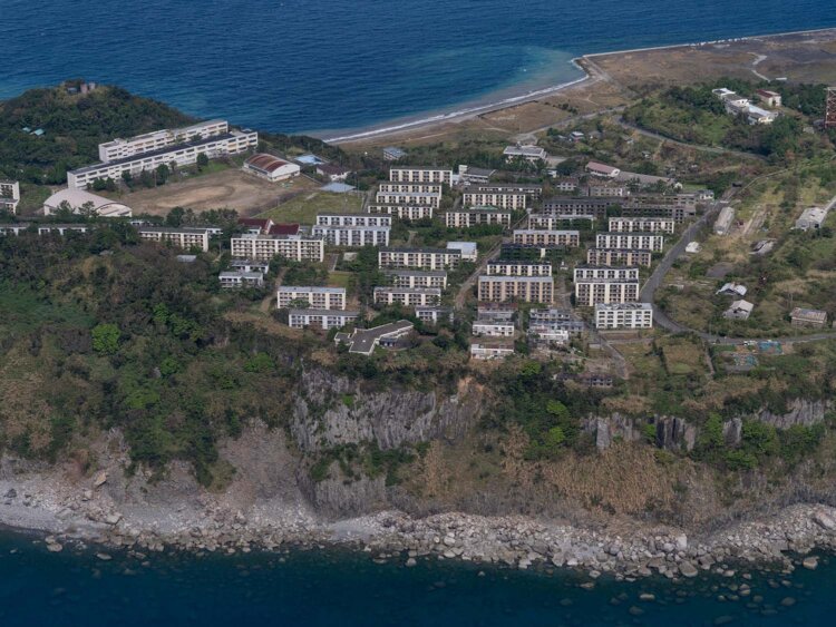 炭鉱住宅の中心部。全てのアパートが廃屋ではなく、一部の棟には住民もいる。炭鉱開発される以前は田畑が広がる耕作地であった。