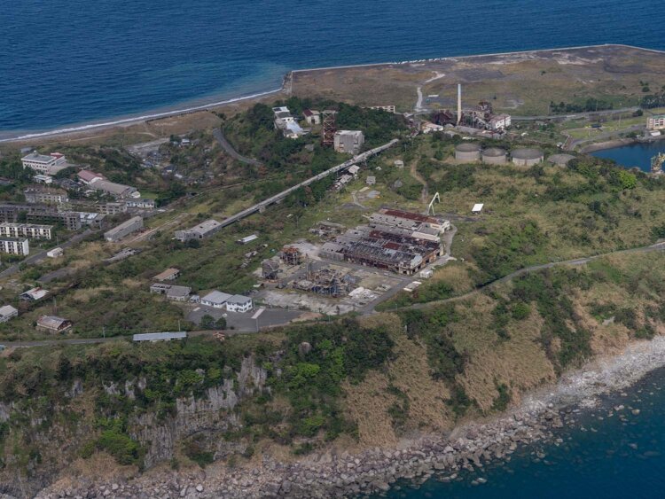 団地群の東側には池島炭鉱の中心部である斜坑や第一立坑、炭鉱関連施設が集約していた。撮影時は建屋やベルトコンベヤーなどが残っていたが、その後に解体された。