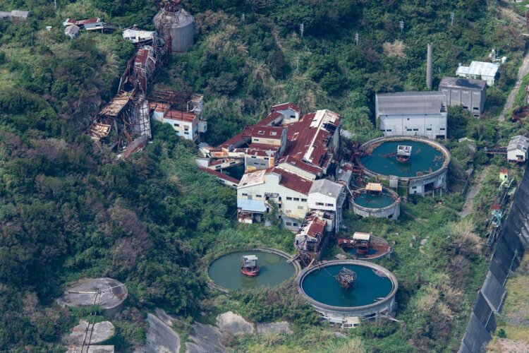 この２枚は池島港に面する選炭場関連施設と貯炭場。丸いプールはろ過する沈殿池だ。左手の施設は崩壊しつつあった。20数年の時の経過は、遺構が朽ちるのに十分な時間なのだと実感した。