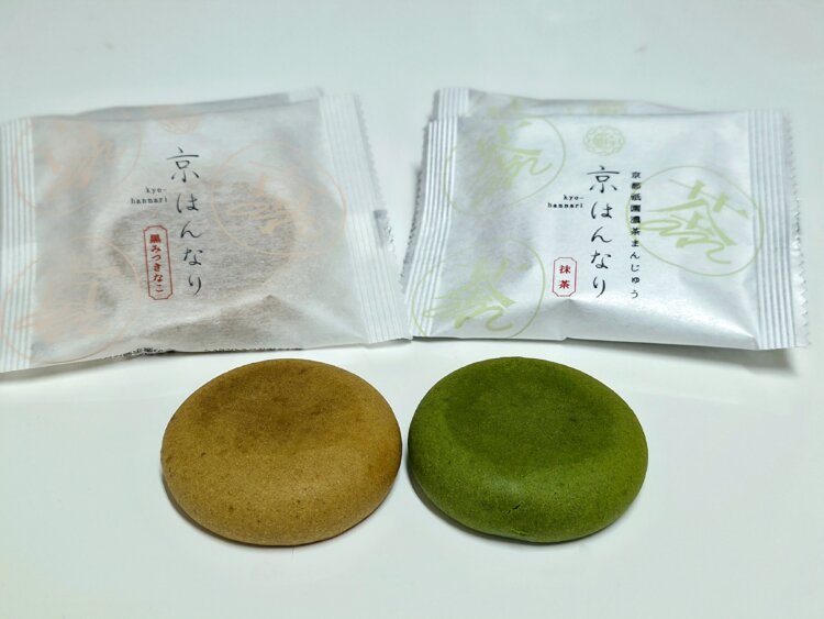 （左から）黒みつきなこ、抹茶。