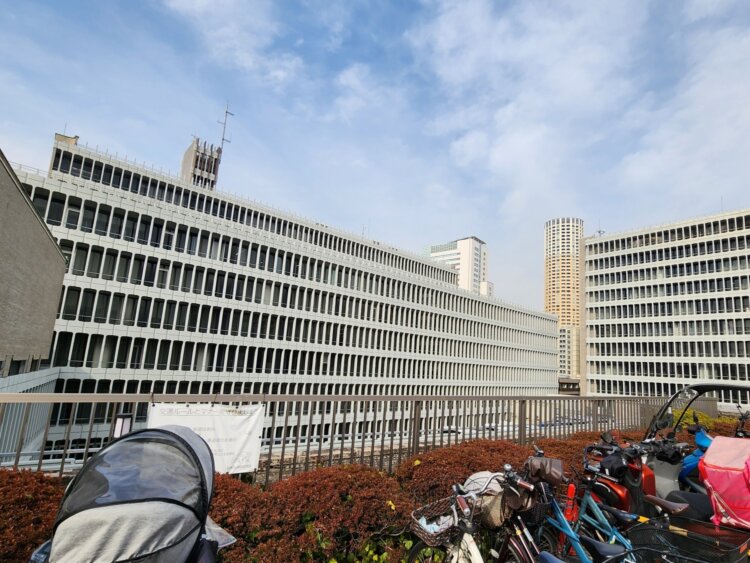 3階南口の脇にある自転車置き場からの眺め。