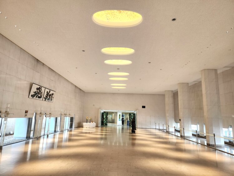 左右のつくりが非対称のエントランスホール。天井にはガラスモザイクがあしらわれた明かり取り窓がある。