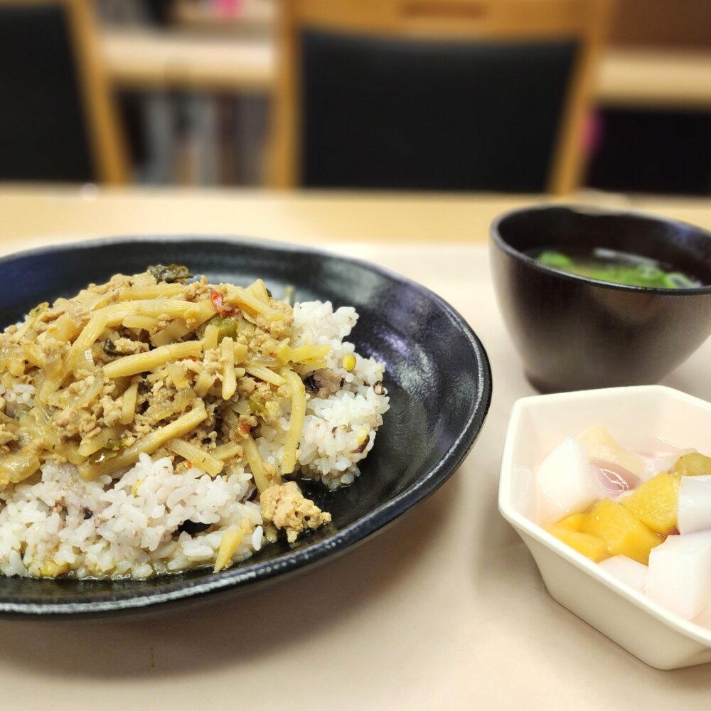 『目黒区役所 レストラン』の満腹ランチ！お客さまの声に応えて進化し続けるメニューを名建築で