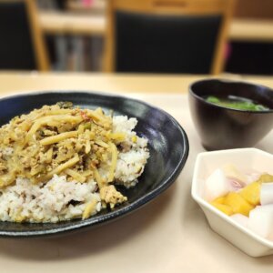 『目黒区役所 レストラン』の満腹ランチ！お客さまの声に応えて進化し続けるメニューを名建築で