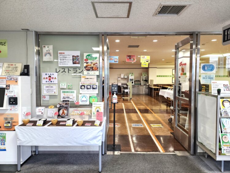 開店前から入り口で待つお客もちらほら。入って左に注文カウンターがある。