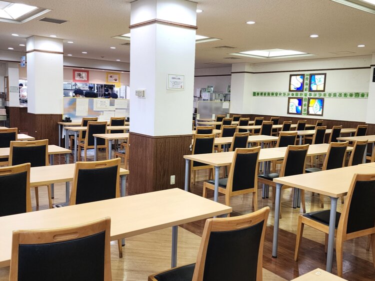 大学の講義室のような席の配置。お1人さまが多いので効率的。