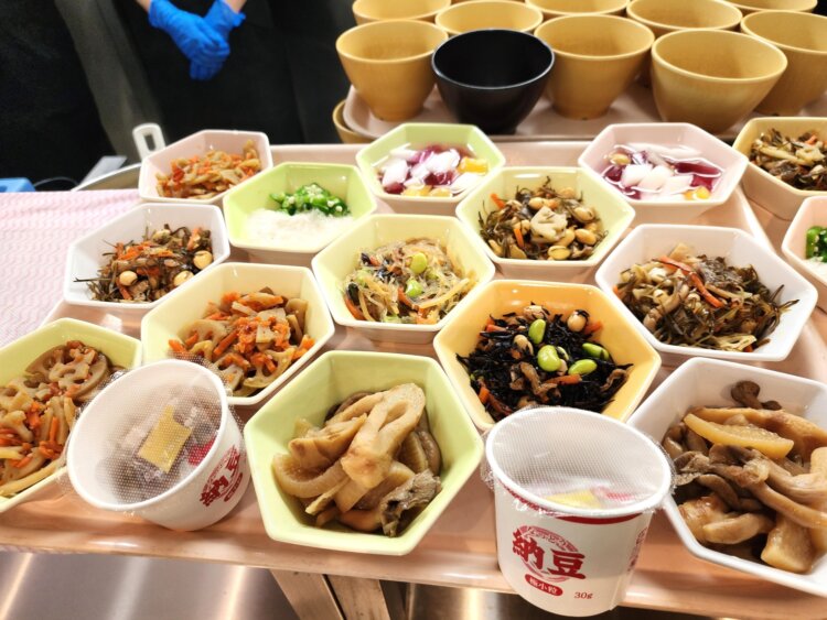 カウンターにずらりと並ぶ小鉢。写真はほんの一部だ。