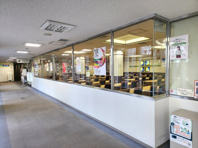 西口から入り右奥に進むとガラス越しに整然と並ぶテーブルと椅子が見えてくる。