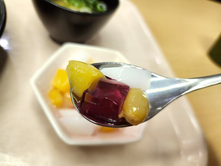 この日の杏仁豆腐はぶどうゼリー入り。