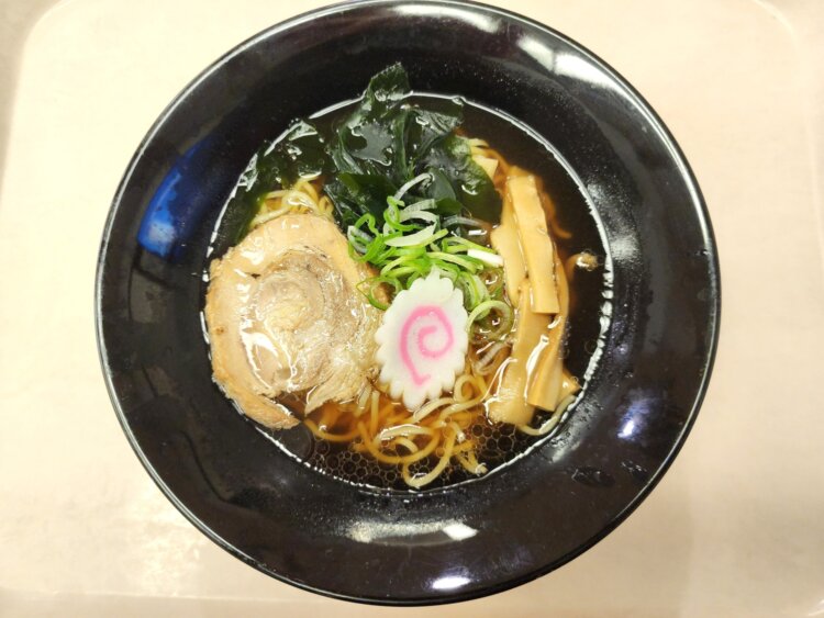 具はチャーシュー、メンマ、ワカメ、ナルト、ネギ。東京ラーメンの定番だ。