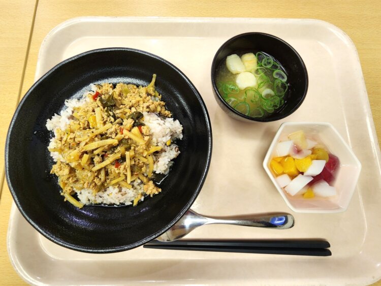 ガパオライス（Cランチ）670円。ごはんは十五穀米、小鉢は杏仁豆腐をチョイス！