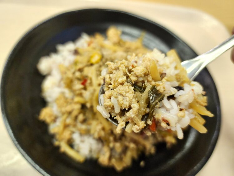 具材は鶏ひき肉、タケノコ、パプリカ、タマネギ、バジル。ごはんの量もたっぷり。