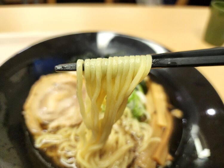 麺はストレートの中細麺。醤油スープによく合う。