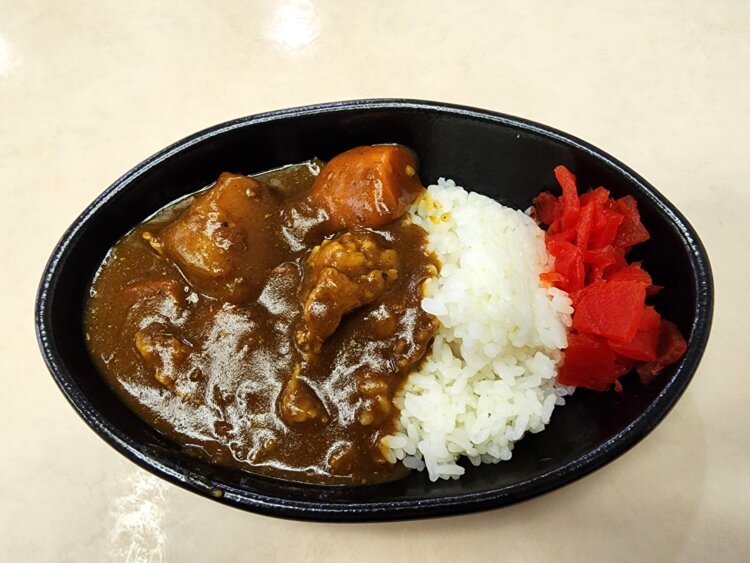 大きな具がゴロゴロ。スチームで火を通したジャガイモとニンジンをルーと合わせている。