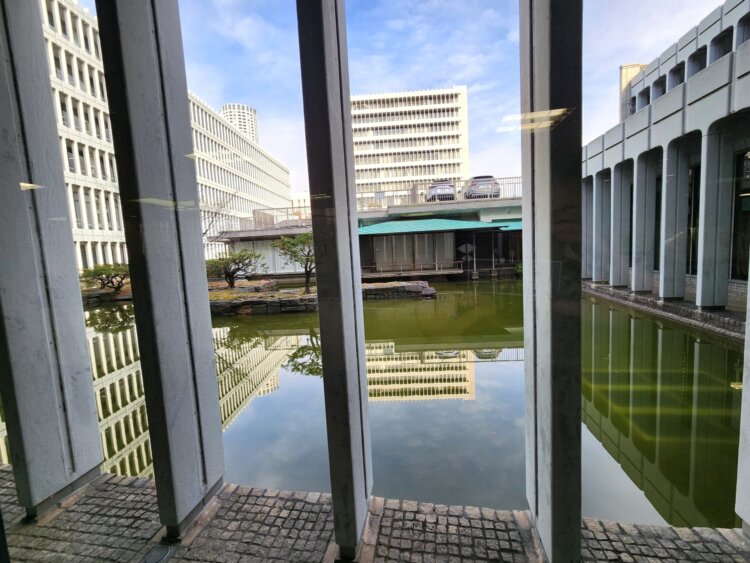 レストラン前の廊下から見える中庭の池。正面には和室の縁側が見える。