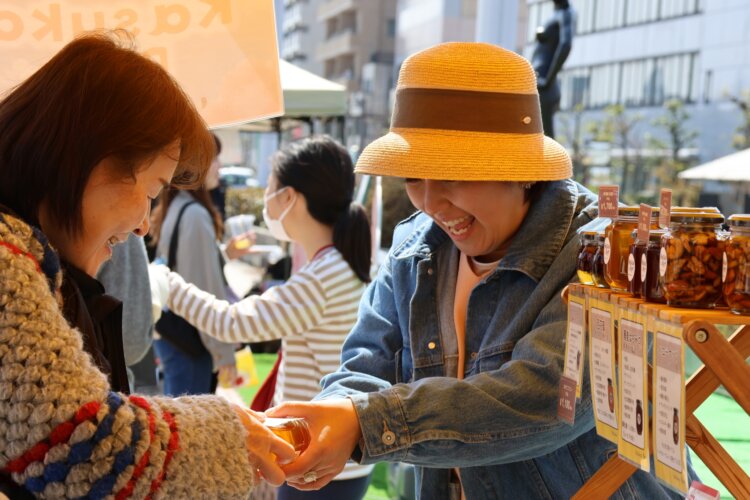 市内で養蜂している「Kasuka Bee」をはじめ、すてきなお店が出店するマルシェ。春日部のお店を知るいいきっかけにも！