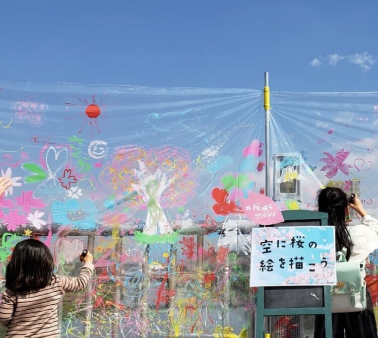 ビニールシートにお絵描きする子供向けのワークショップは毎年人気。