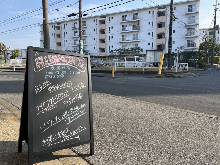 朝7時からオープン。店内でコーヒーと軽食でモーニングも味わえるし、テイクアウトも可能だ。