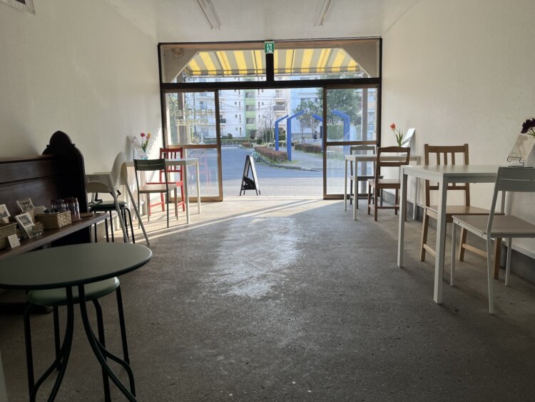 着席すると正面に団地の入り口が見える。