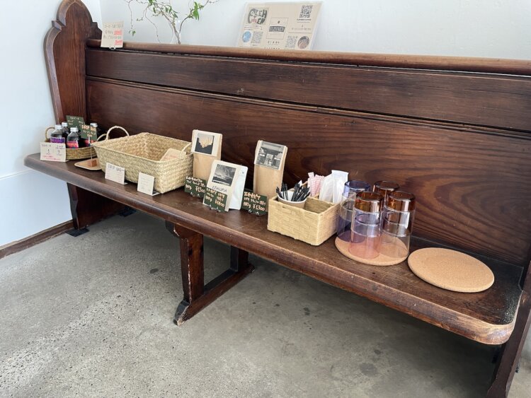 アンティークの教会の椅子を利用して、テイクアウト用のドリップコーヒーを販売中。