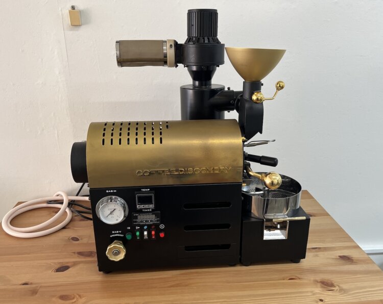 洋平さんのコーヒー仲間でもある、Jリーガーの鵜木郁哉選手の焙煎機が活躍している。