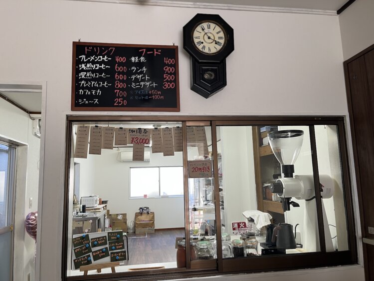 オーダーは店舗奥の小窓から。手書きのメニューが素朴でいい感じだ。