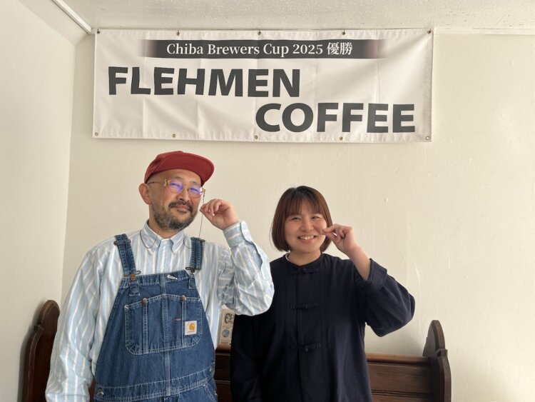 コーヒーカップを傾けるポーズをとってくれた北木理恵さんとバリスタの洋平さん。