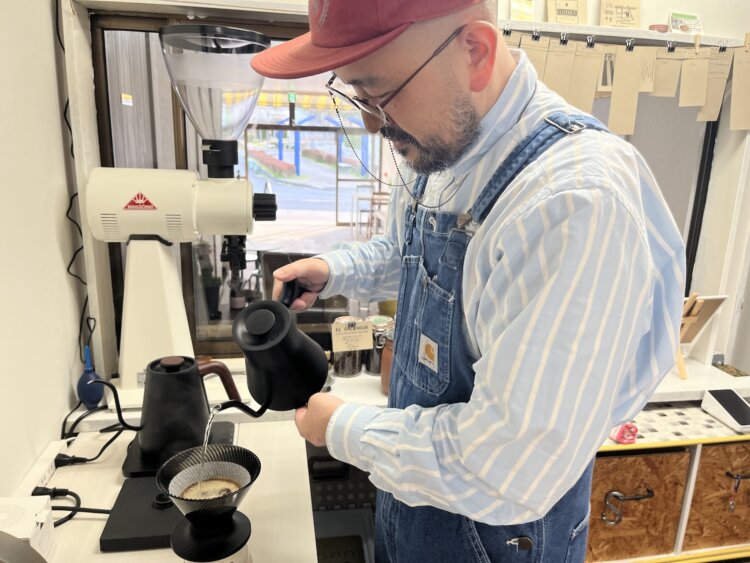 さすがハンドドリップのチャンピオン。コーヒーを淹れる瞬間は真剣な眼差しになる。