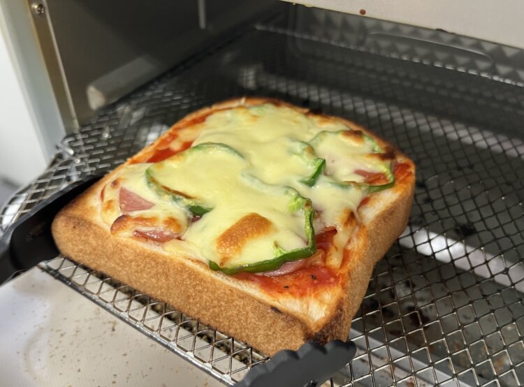 定番人気のピザトースト。自家製ピザソースがおいしさのポイント。