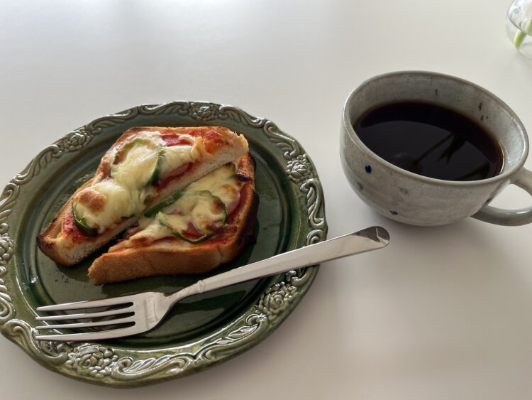 たっぷりチーズがのったピザトーストと、果実味があり爽やかな酸味のコーヒーはお互いに引き立て合う。