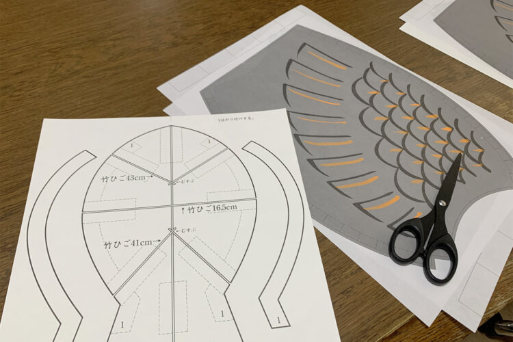 こまかいパーツを丁寧に切っていく。