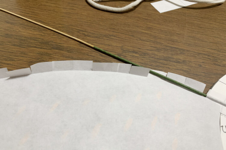 羽のまわりには竹ひごをまいていく。