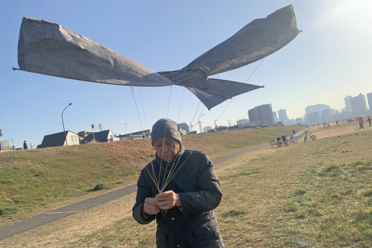 準備中も浮かぶとんび凧。前回よりも生きがいい感じで期待が持てる。