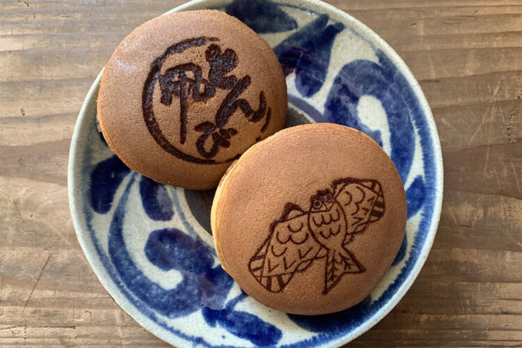 とんび凧の焼き印が押されたどら焼き。